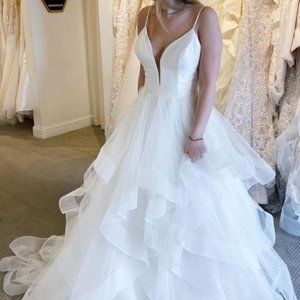 New, never worn.... Beautiful Ivory Wedding Dress